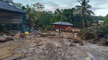Jembatan Putus dan Rumah Hanyut Terseret Arus, Desa Rantau Limau Kapas Lumpuh Total